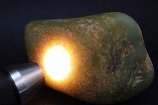 用照玉石手電筒怎么看玉石的真假