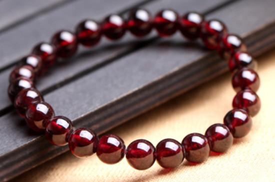 紅石榴手鏈對女人的好處和作用