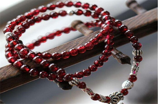 碧璽與石榴石的區(qū)別