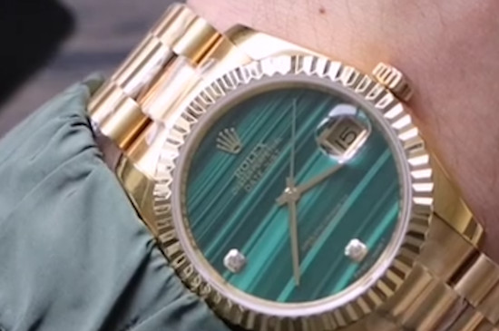 女人戴孔雀石的寓意