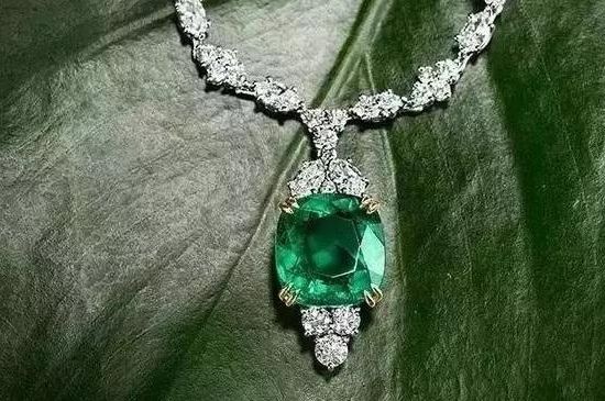 祖母綠跟翡翠哪個(gè)保值，祖母綠的優(yōu)勢(shì)