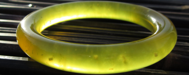 冰種岫巖玉與翡翠區(qū)別