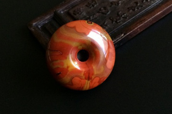 戰(zhàn)國(guó)紅的功效與作用佩戴禁忌