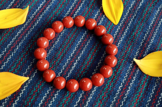 石榴石與南紅的區(qū)別