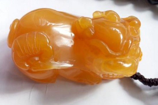 如何養(yǎng)黃龍玉貔貅吊墜，養(yǎng)黃龍玉貔貅的方法