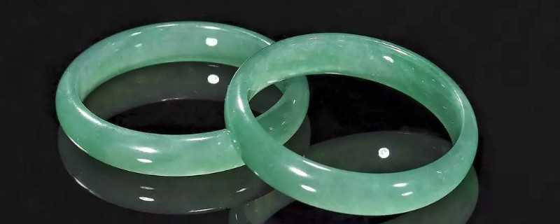 翡翠手鐲越戴越亮的原因