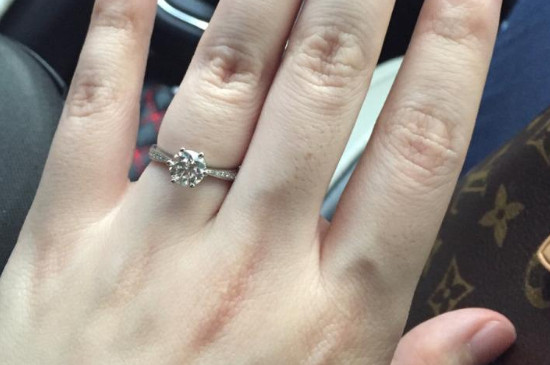 鉆戒的鉆石晃動正常么