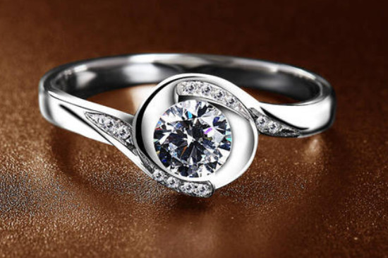 鉆戒不亮了怎么清理