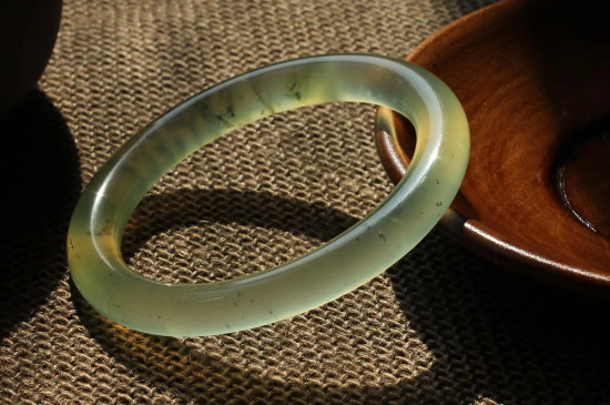 岫玉手鐲能養(yǎng)出來嗎