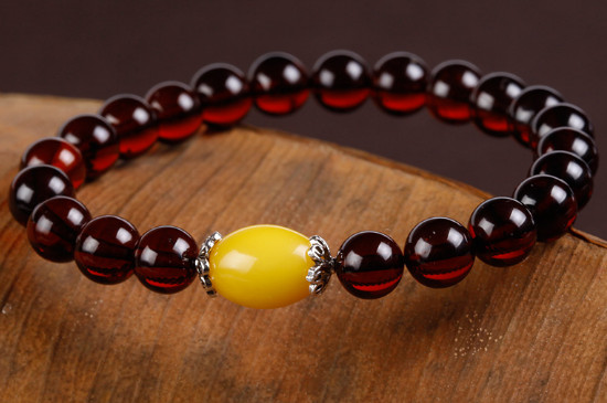 血珀的鑒別用燈光怎么打