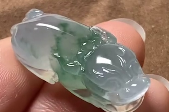 貔貅戴右手頭朝哪邊