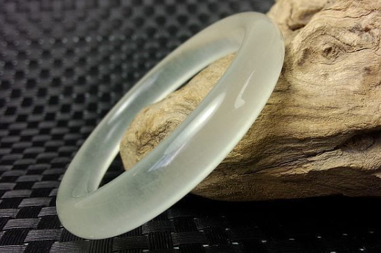 碳酸鹽質(zhì)玉手鐲是什么意思