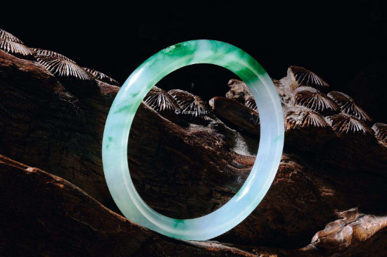 翡翠里面有棉絮會(huì)越戴越少嗎