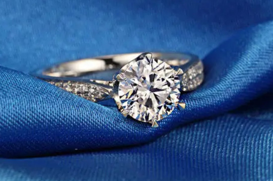 鉆石戒指的寓意