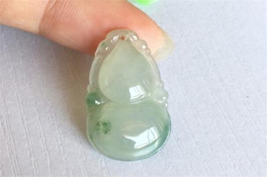 女士佩戴葫蘆的寓意