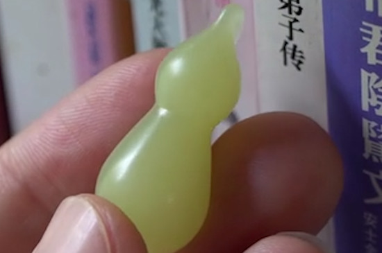 女士佩戴葫蘆的寓意