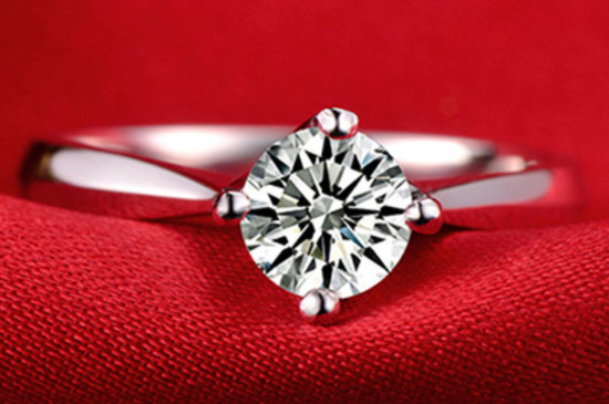 四爪鉆石戒指的寓意和象征